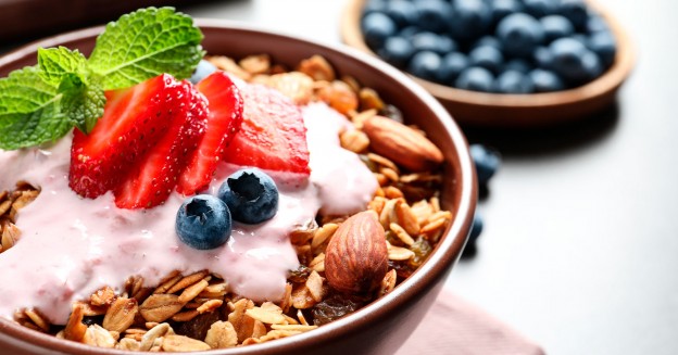 recetas-faciles-con-granola-frutas.jpg