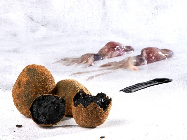 Croqueta de calamarsets amb la seva tinta.jpg